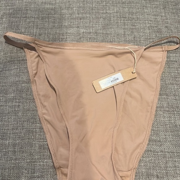 Skims Fits everybody cheeky String Bikini - Picture 3 of 6